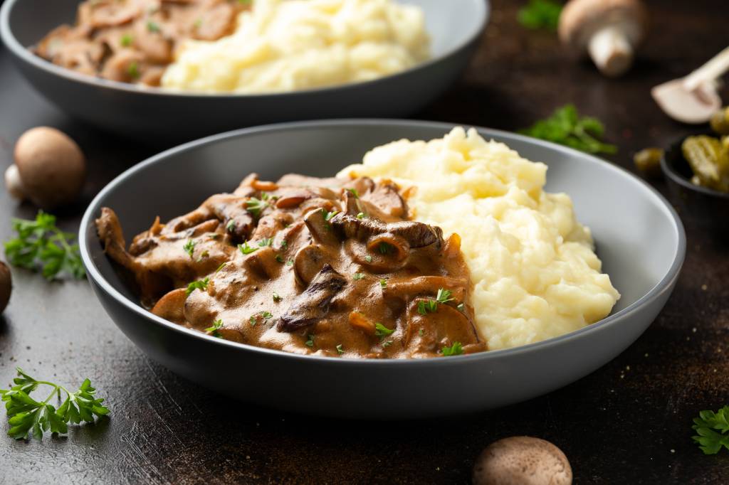 Estrogonofe diferente: veja uma versão vegana com cogumelos