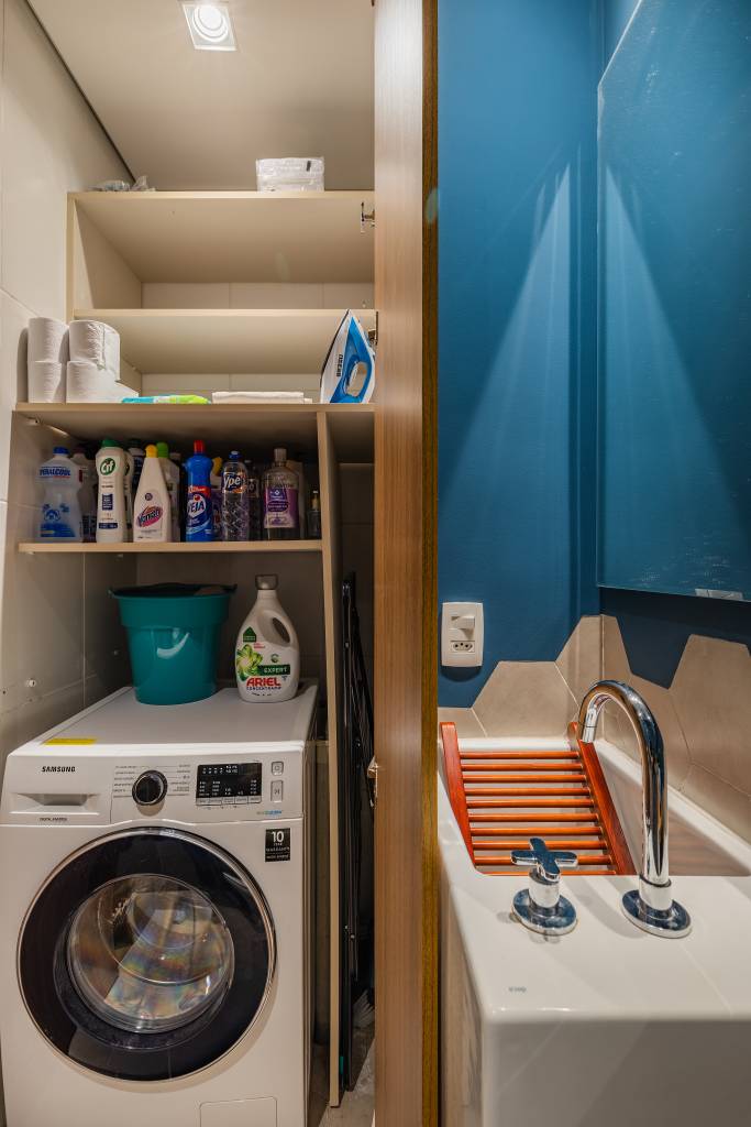 Estúdio tem mesa para seis pessoas, duas áreas de estar e lavanderia no lavabo. Projeto de STAL Arquitetura.