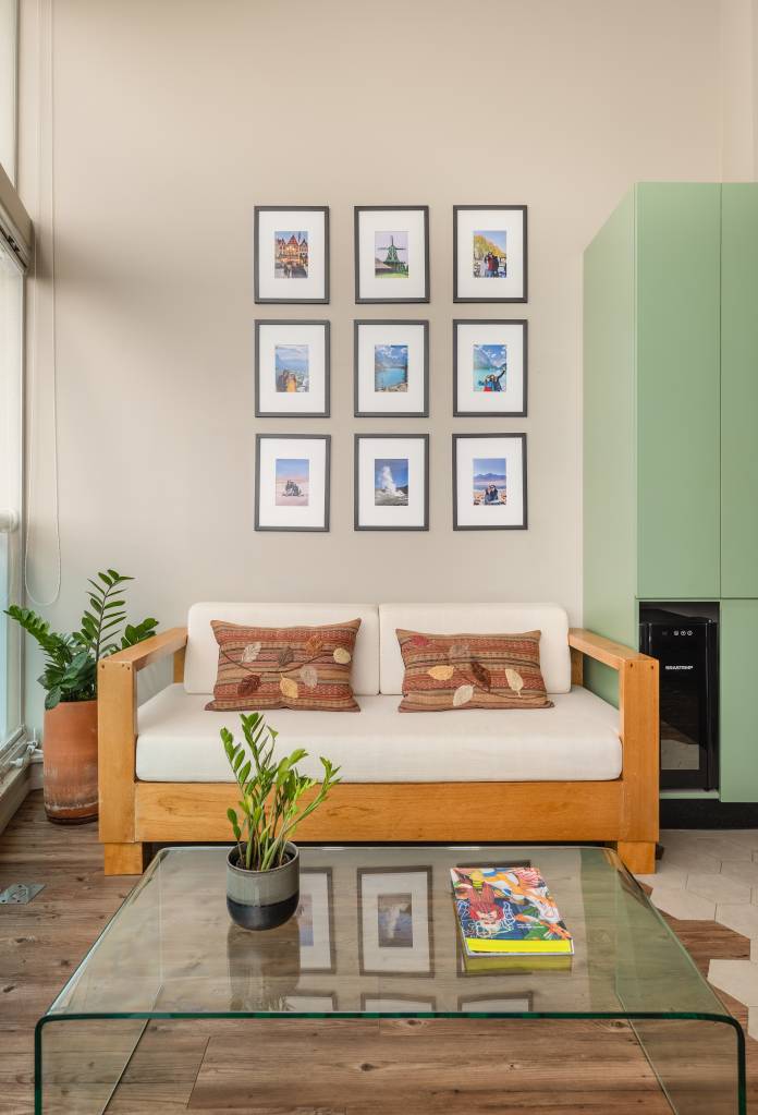 Estúdio tem mesa para seis pessoas, duas áreas de estar e lavanderia no lavabo. Projeto de STAL Arquitetura.