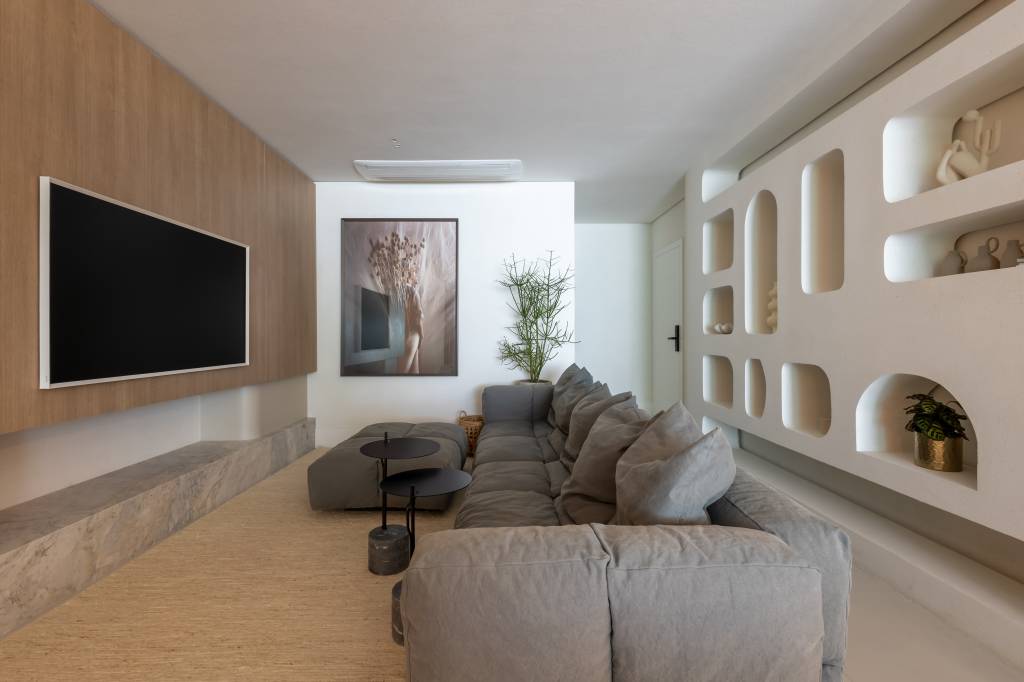 Inspirado na Grécia, apartamento praiano tem nichos na parede e tons areia