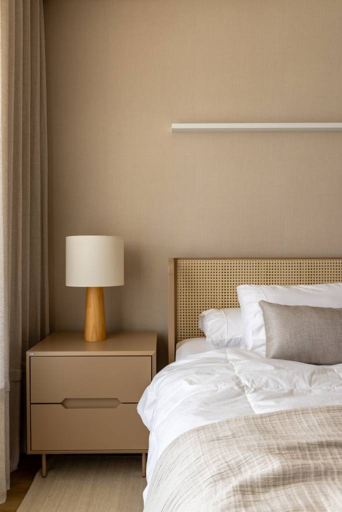inspirado-na-grecia-apartamento-praiano-tem-nichos-na-parede-e-tons-areia-bo-arch-18-quarto-bege Inspirado na Grécia, apartamento praiano tem nichos na parede e tons areia. Projeto de Bo. Arch Studio.