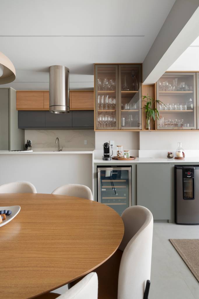 Parede de pedras na sala é ponto de partida deste apartamento elegante de 80 m². Projeto de Júlia Santana.