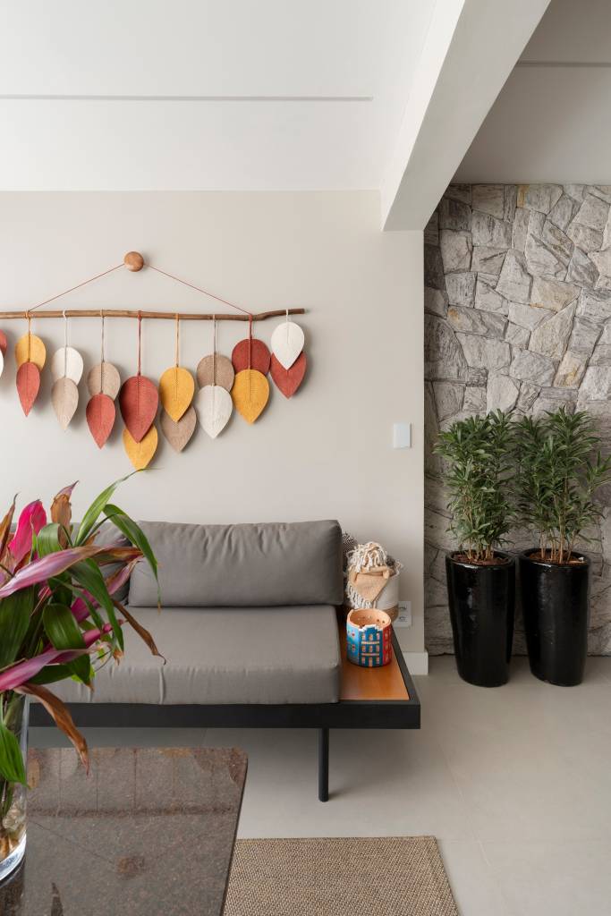 Parede de pedras na sala é ponto de partida deste apartamento elegante de 80 m². Projeto de Júlia Santana.