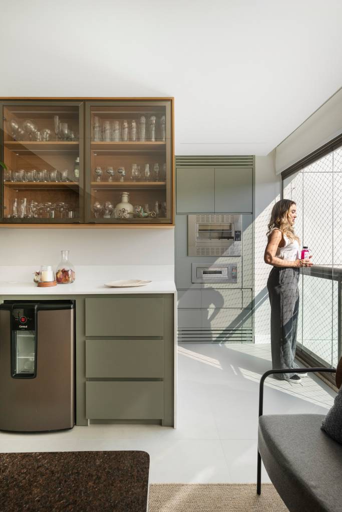 Parede de pedras na sala é ponto de partida deste apartamento elegante de 80 m². Projeto de Júlia Santana.