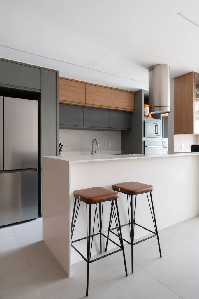 Parede de pedras na sala é ponto de partida deste apartamento elegante de 80 m². Projeto de Júlia Santana.