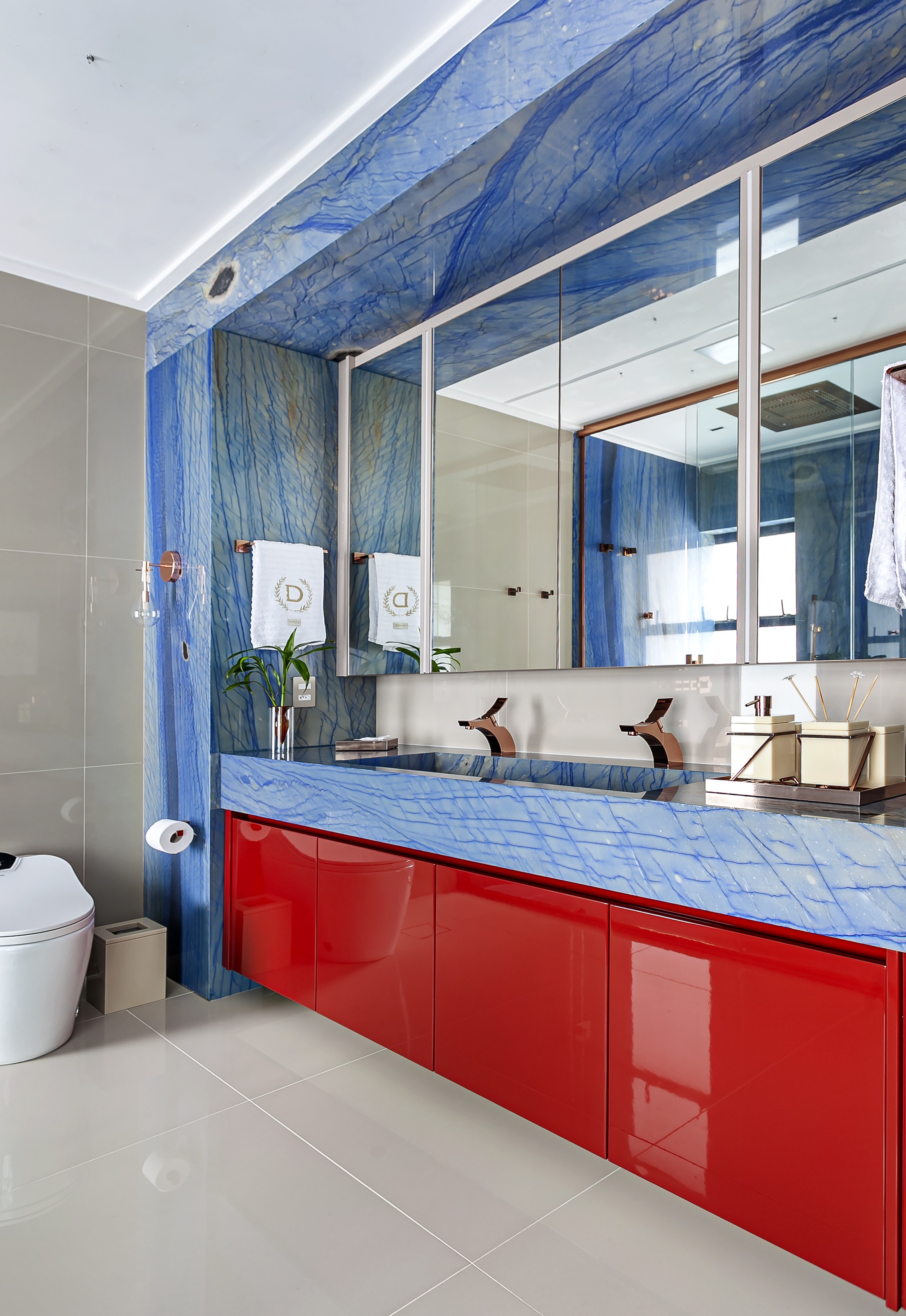 8 possibilidades diferentes de usar o vermelho na decoração. Projeto de Cristiane Schiavoni.