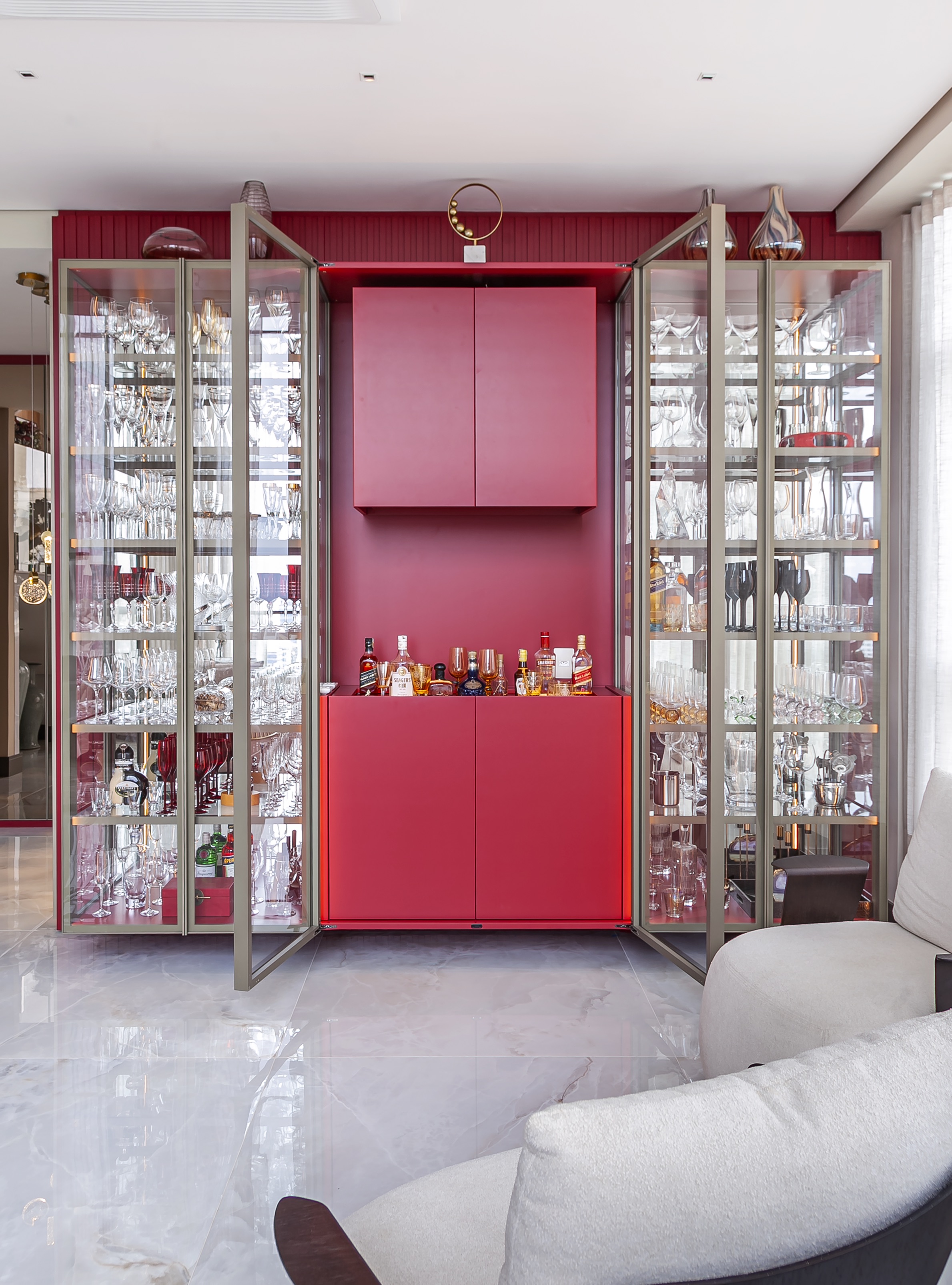 8 possibilidades diferentes de usar o vermelho na decoração. Projeto de Cristiane Schiavoni.