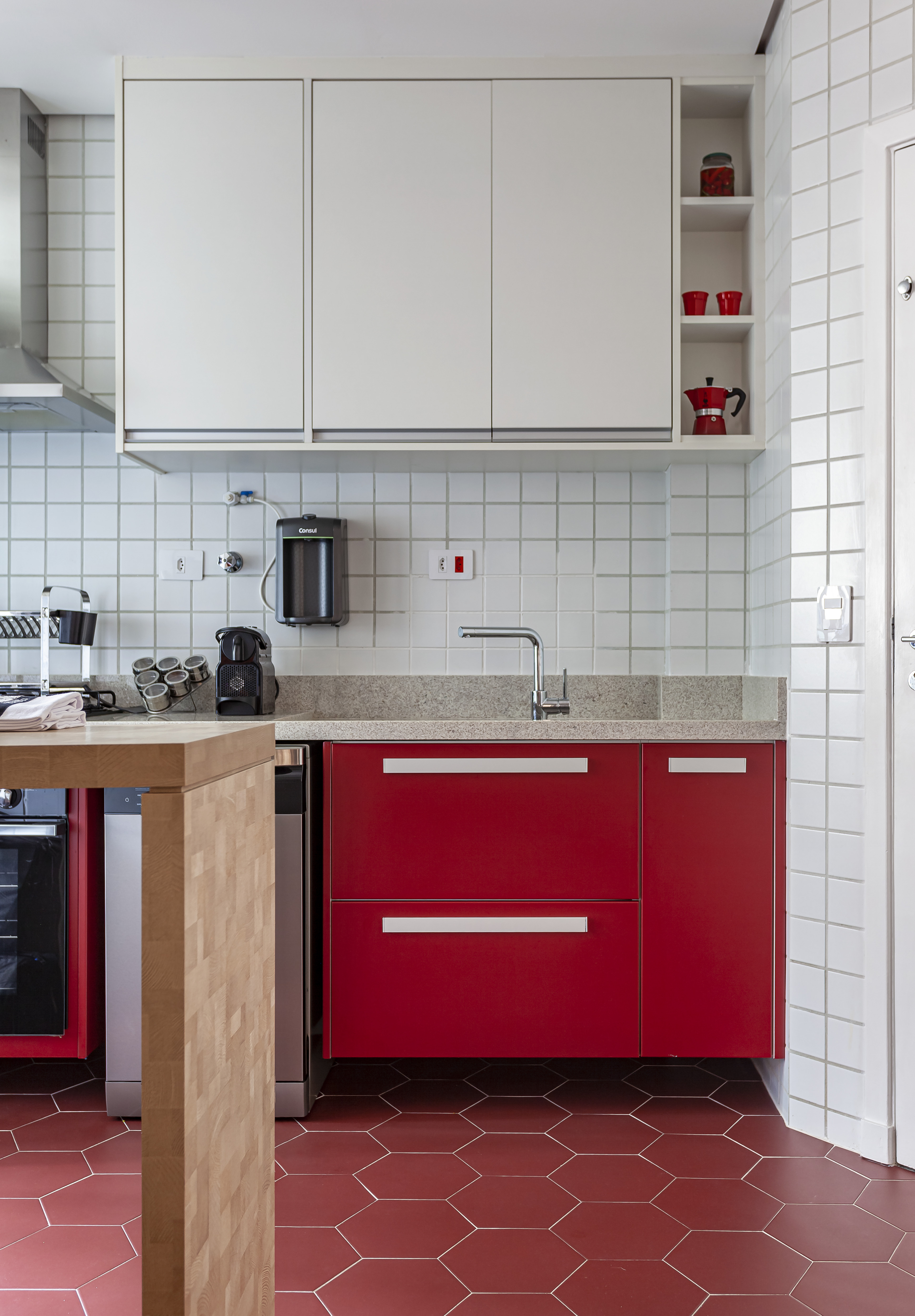 8 possibilidades diferentes de usar o vermelho na decoração. Projeto de Cristiane Schiavoni.