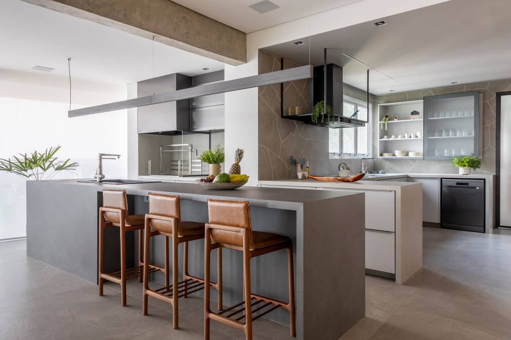 5 projetos modernos que vão te convencer a ter uma bancada de cozinha. Projeto de Projeto Rawi Arquitetura + Design.