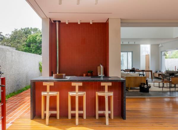 5 projetos modernos que vão te convencer a ter uma bancada de cozinha. Projeto de Projeto Rawi Arquitetura + Design.