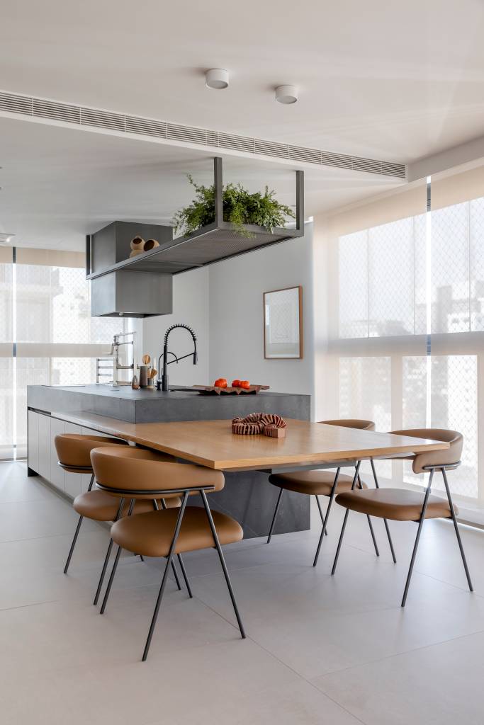 5 projetos modernos que vão te convencer a ter uma bancada de cozinha. Projeto de Projeto Rawi Arquitetura + Design.