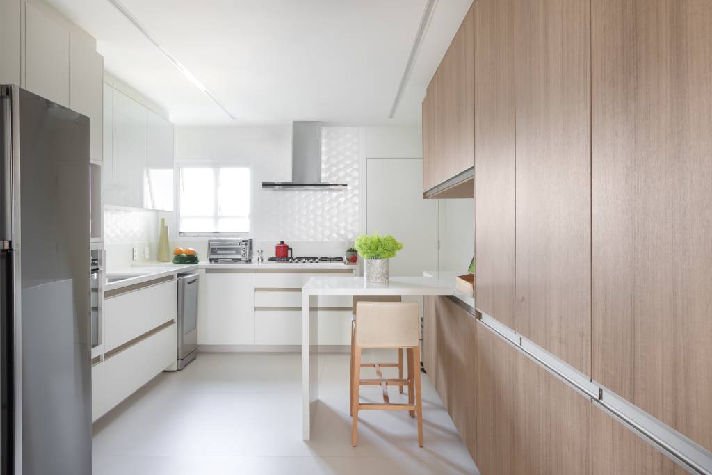 5 projetos modernos que vão te convencer a ter uma bancada de cozinha. Projeto de Projeto Rawi Arquitetura + Design.