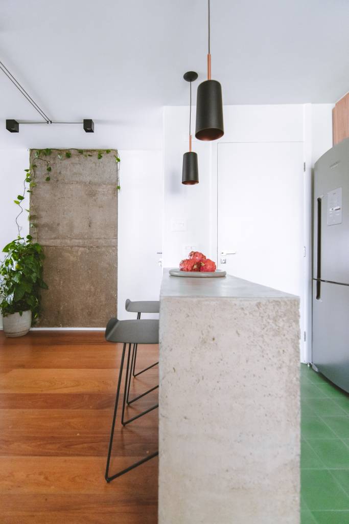 5 projetos modernos que vão te convencer a ter uma bancada de cozinha. Projeto de Projeto Rawi Arquitetura + Design.