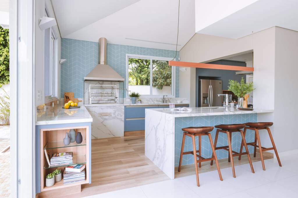 5 projetos modernos que vão te convencer a ter uma bancada de cozinha. Projeto de Projeto Rawi Arquitetura + Design.