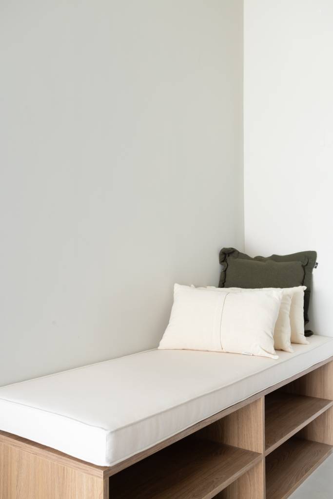 Studio de 27 m² tem banco/sapateira, varandinha e bicama. Projeto de ResiliArt Arquitetura.