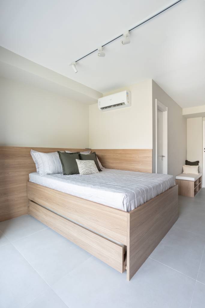 Studio de 27 m² tem banco/sapateira, varandinha e bicama. Projeto de ResiliArt Arquitetura.