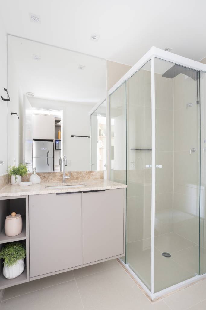 Studio de 27 m² tem banco/sapateira, varandinha e bicama. Projeto de ResiliArt Arquitetura.