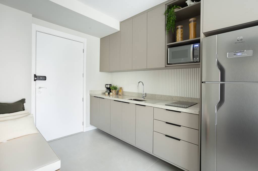 Studio de 27 m² tem banco/sapateira, varandinha e bicama. Projeto de ResiliArt Arquitetura.