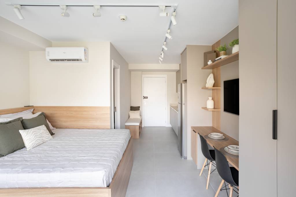 Studio de 27 m² tem banco/sapateira, varandinha e bicama. Projeto de ResiliArt Arquitetura.