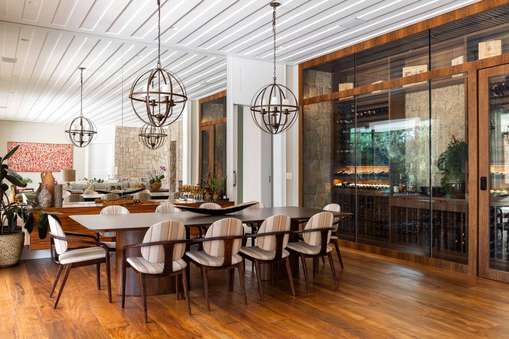 Tijolinhos, telhas de barro, madeira e mármore compõem casa em estilo toscano. Projeto de Rogério Luciani Arquitetura.