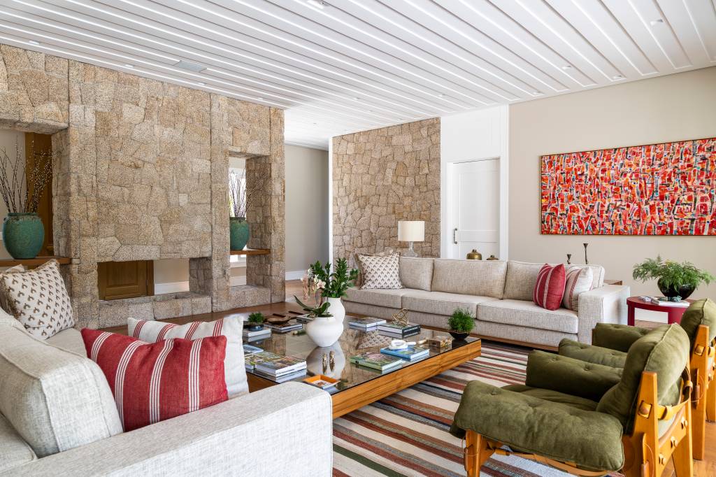 Tijolinhos, telhas de barro, madeira e mármore compõem casa em estilo toscano. Projeto de Rogério Luciani Arquitetura.