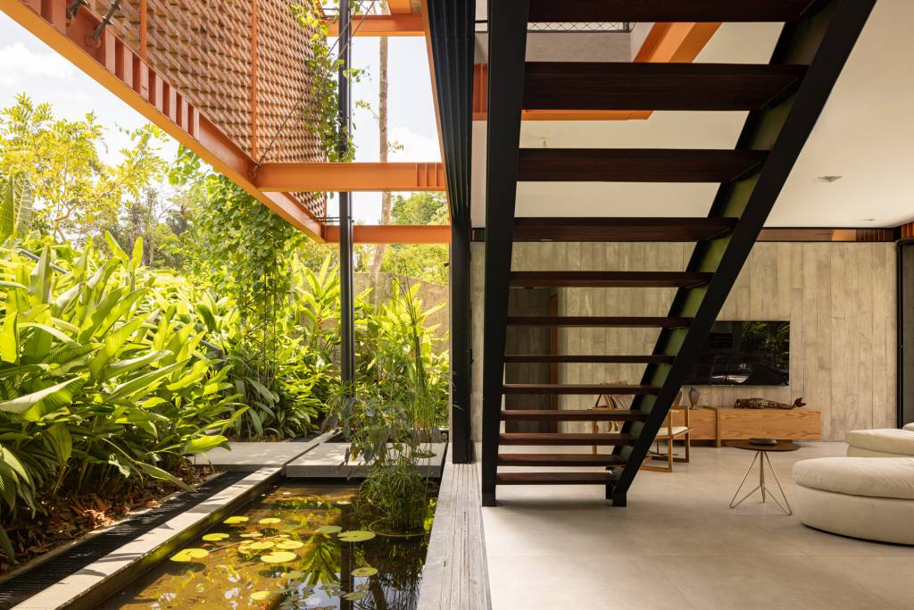 Tijolos cerâmicos dão permeabilidade à esta casa no mato. Projeto de Laurent Troost Architectures.