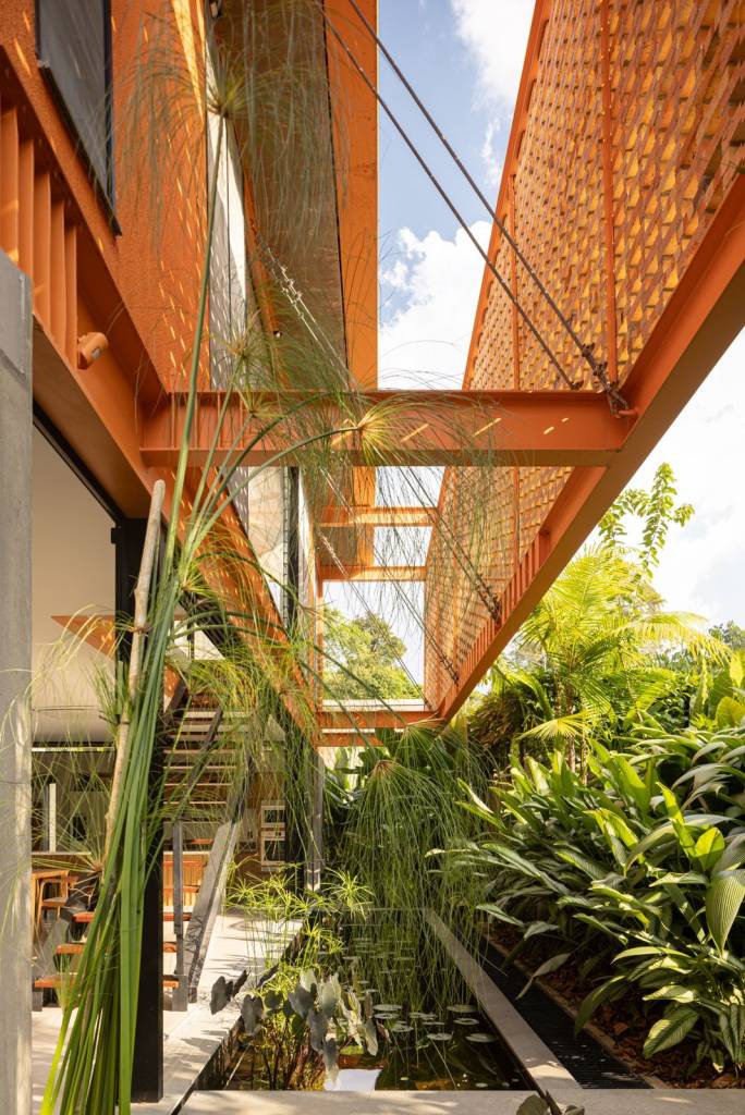 Tijolos cerâmicos dão permeabilidade à esta casa no mato. Projeto de Laurent Troost Architectures.