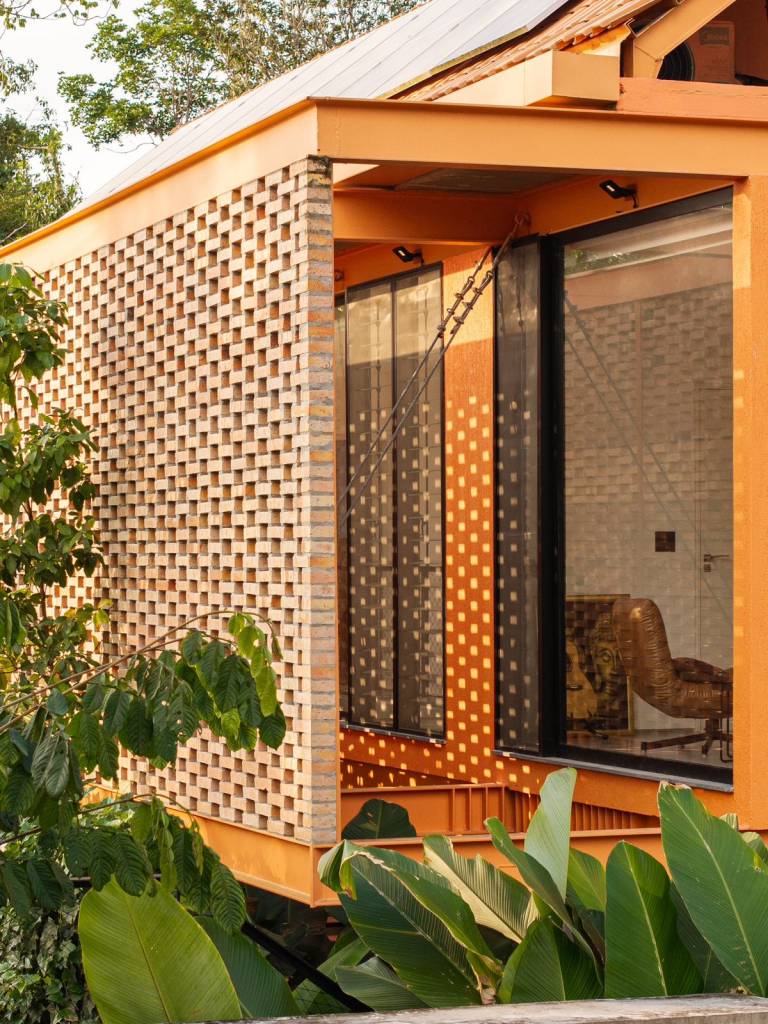 Tijolos cerâmicos dão permeabilidade à esta casa no mato. Projeto de Laurent Troost Architectures.