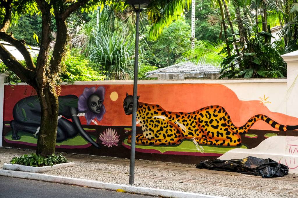 amanda-nunes-bruno-carachesti-01 20 artistas pintam a nova fachada do Museu de Arte Urbana de Belém