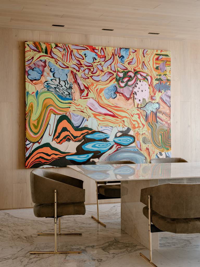 Apartamento amplo tem piso de mármore e painéis de madeira como divisórias. Projeto de DB Arquitetos.