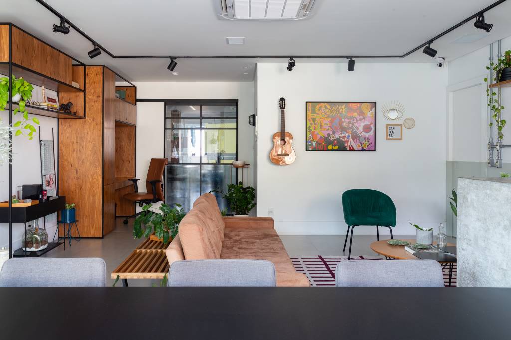 apartamento-descolado-tem-meia-parede-verde-na-sala-e-varanda-gourmet-industrial-gleuse-ferreira-05 Apartamento descolado tem meia parede verde na sala e varanda gourmet industrial. Projeto de Gleuse Ferreira.