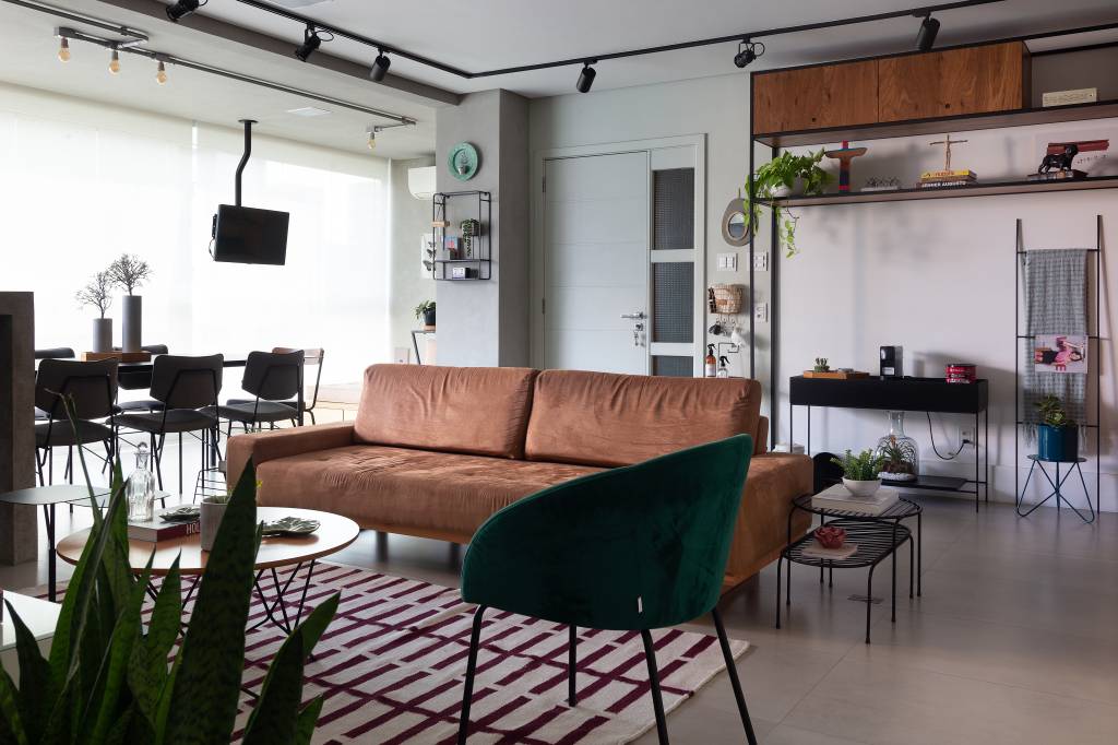 apartamento-descolado-tem-meia-parede-verde-na-sala-e-varanda-gourmet-industrial-gleuse-ferreira-09 Apartamento descolado tem meia parede verde na sala e varanda gourmet industrial. Projeto de Gleuse Ferreira.