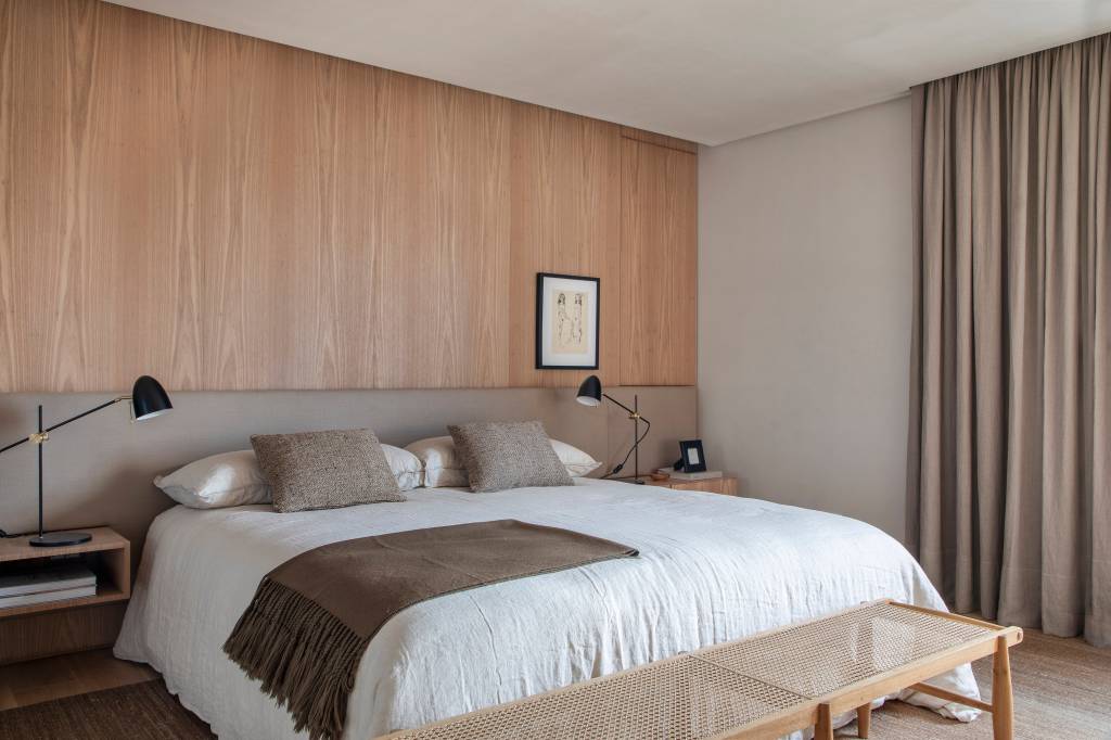 apartamento-linear-no-interior-de-sp-tem-acabamentos-refinados-e-adega-walk-in-solange-calio-17-quarto Apartamento linear no interior de SP tem acabamentos refinados e adega walk-in. Projeto de Solange Calio.
