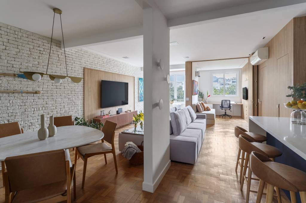 Apartamento tem parede de tijolinhos e MDF azul petróleo na cozinha