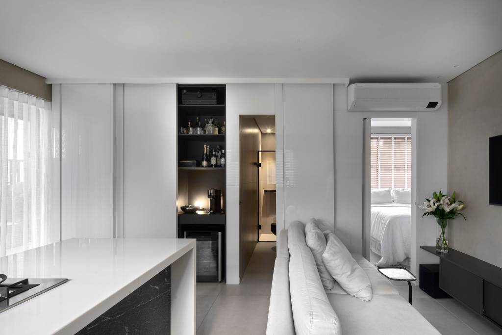 ape-75-m-tem-spa-com-hidromassagem-na-varanda-de-30-m-piacesi-arquitetura-02-cinza-branco-sala Apê 75 m² tem SPA com hidromassagem na varanda de 30 m². Projeto de Piacesi Arquitetura.