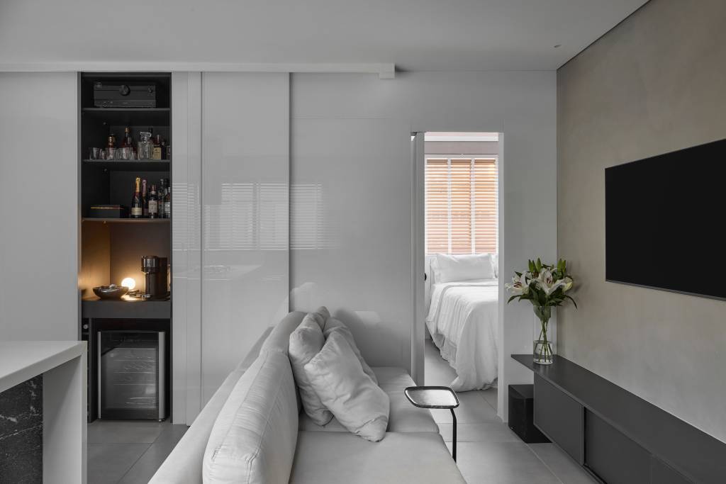 Apê 75 m² tem SPA com hidromassagem na varanda de 30 m². Projeto de Piacesi Arquitetura.