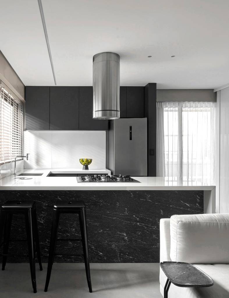 ape-75-m-tem-spa-com-hidromassagem-na-varanda-de-30-m-piacesi-arquitetura-05-cozinha-preta Apê 75 m² tem SPA com hidromassagem na varanda de 30 m². Projeto de Piacesi Arquitetura.