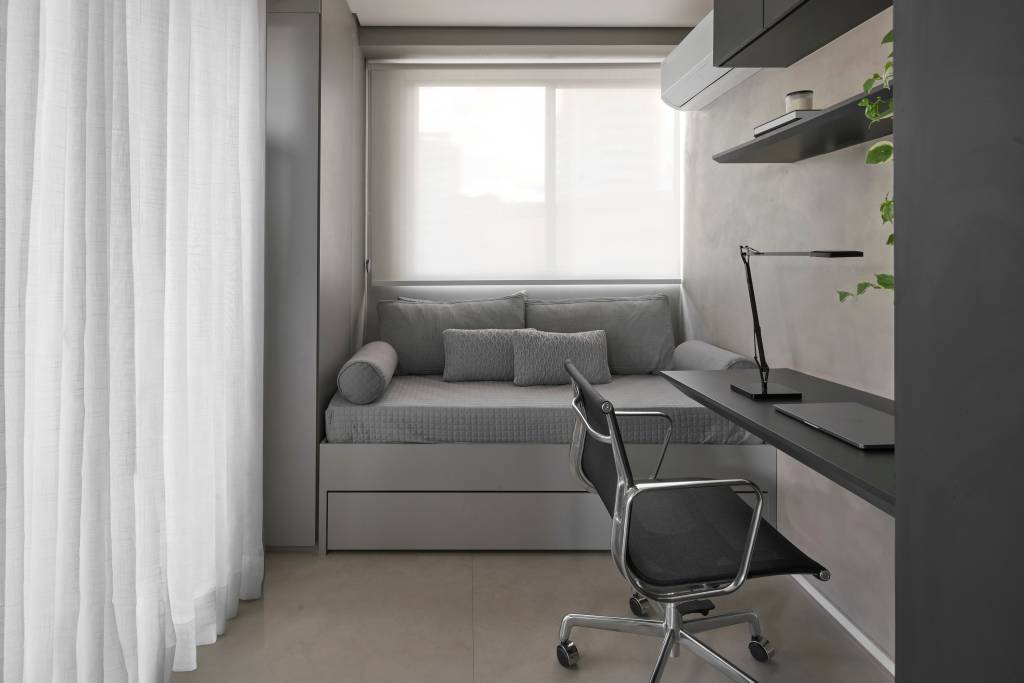 ape-75-m-tem-spa-com-hidromassagem-na-varanda-de-30-m-piacesi-arquitetura-08-office-cinza Apê 75 m² tem SPA com hidromassagem na varanda de 30 m². Projeto de Piacesi Arquitetura.