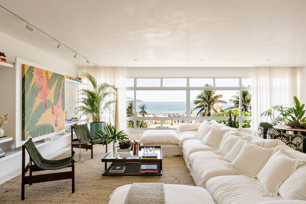 Apê cheio de borogodó brasileiro tem cacos de travertino no piso e jardim de inverno