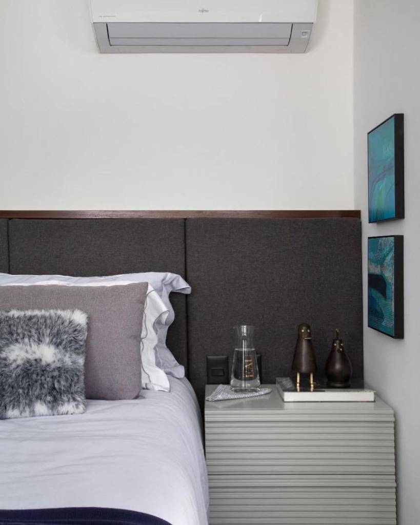 Apê elegante em tons de cinza tem painel de muxarabi iluminado com tela tensionada. Projeto de Anna Fadul.