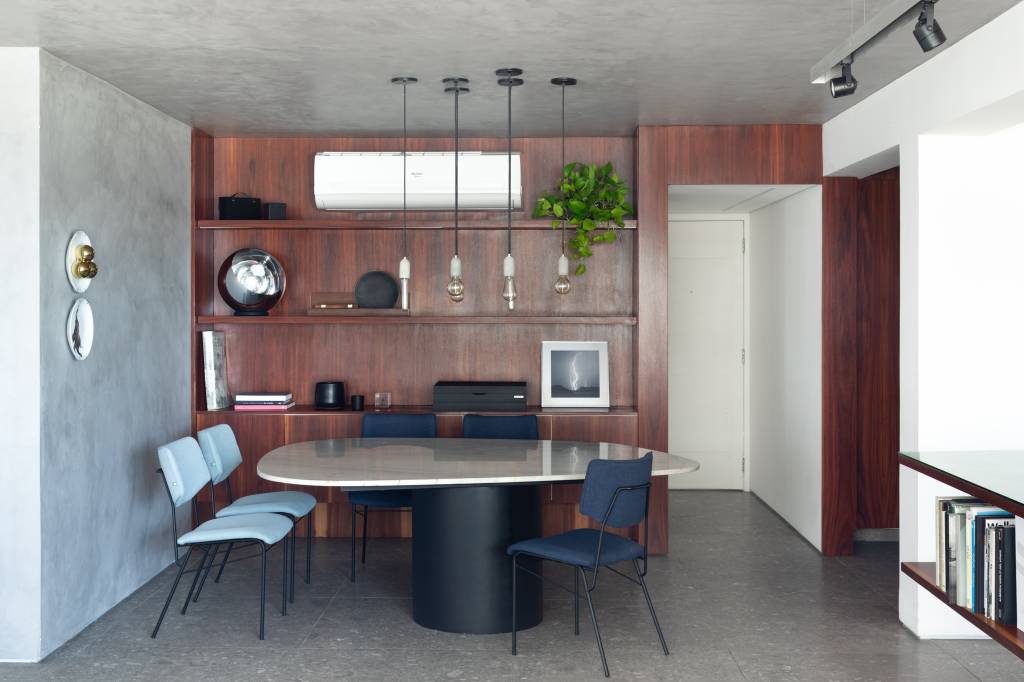 ape-tem-cimento-queimado-no-teto-e-box-de-vidro-estilo-aquario-na-suite-house-in-rio-arquitetura-02-sala Apê tem cimento queimado no teto e box de vidro estilo “aquário” na suíte. Projeto de House In Rio Arquitetura.