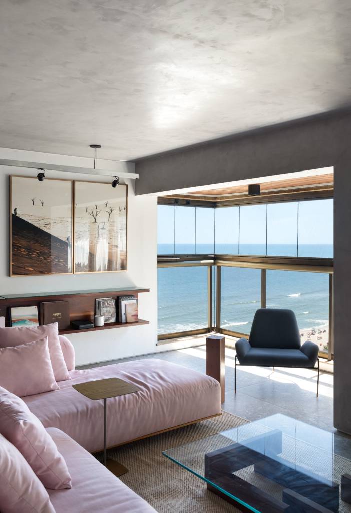ape-tem-cimento-queimado-no-teto-e-box-de-vidro-estilo-aquario-na-suite-house-in-rio-arquitetura-08-sala-varanda Apê tem cimento queimado no teto e box de vidro estilo “aquário” na suíte. Projeto de House In Rio Arquitetura.