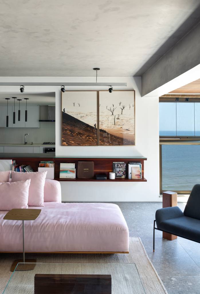 ape-tem-cimento-queimado-no-teto-e-box-de-vidro-estilo-aquario-na-suite-house-in-rio-arquitetura-09-sala Apê tem cimento queimado no teto e box de vidro estilo “aquário” na suíte. Projeto de House In Rio Arquitetura.