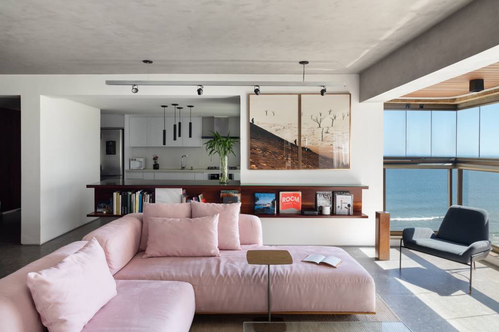 Apê tem cimento queimado no teto e box de vidro estilo “aquário” na suíte