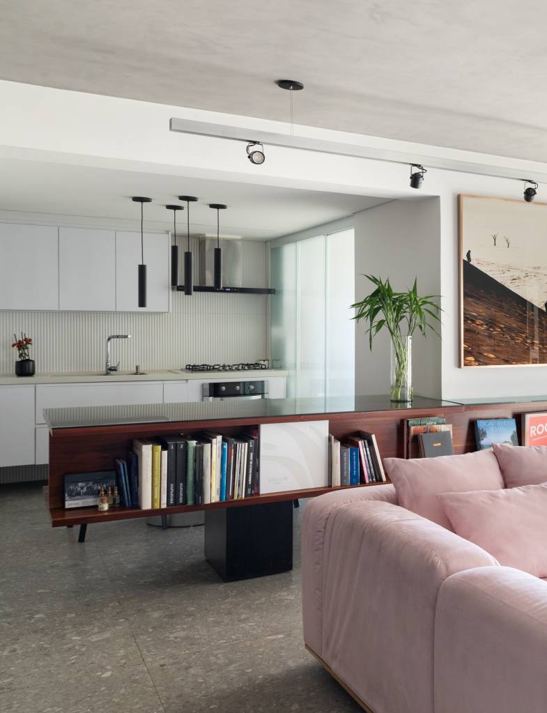 Apê tem cimento queimado no teto e box de vidro estilo “aquário” na suíte. Projeto de House In Rio Arquitetura.