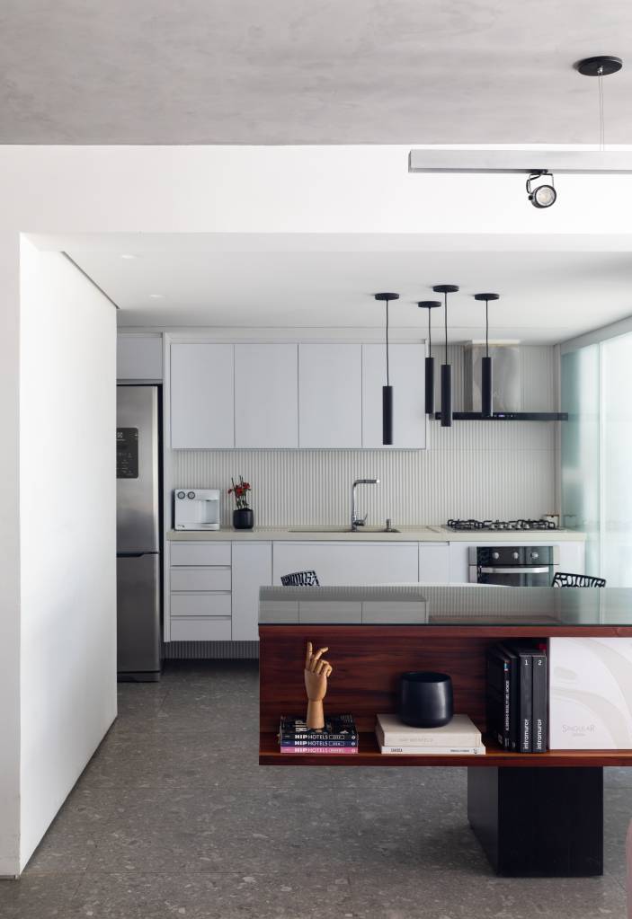 ape-tem-cimento-queimado-no-teto-e-box-de-vidro-estilo-aquario-na-suite-house-in-rio-arquitetura-13-cozinha Apê tem cimento queimado no teto e box de vidro estilo “aquário” na suíte. Projeto de House In Rio Arquitetura.