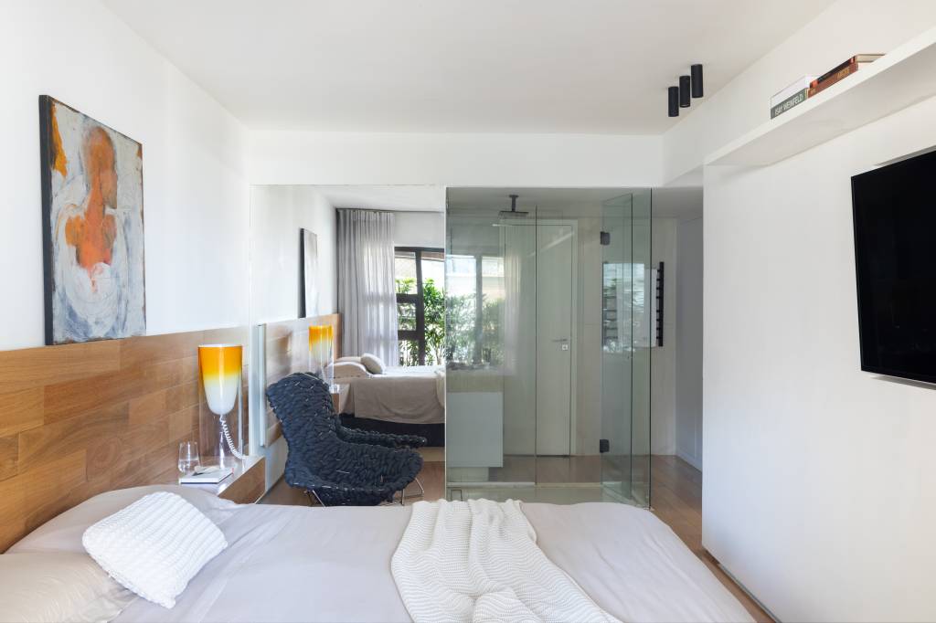 ape-tem-cimento-queimado-no-teto-e-box-de-vidro-estilo-aquario-na-suite-house-in-rio-arquitetura-15-quarto Apê tem cimento queimado no teto e box de vidro estilo “aquário” na suíte. Projeto de House In Rio Arquitetura.