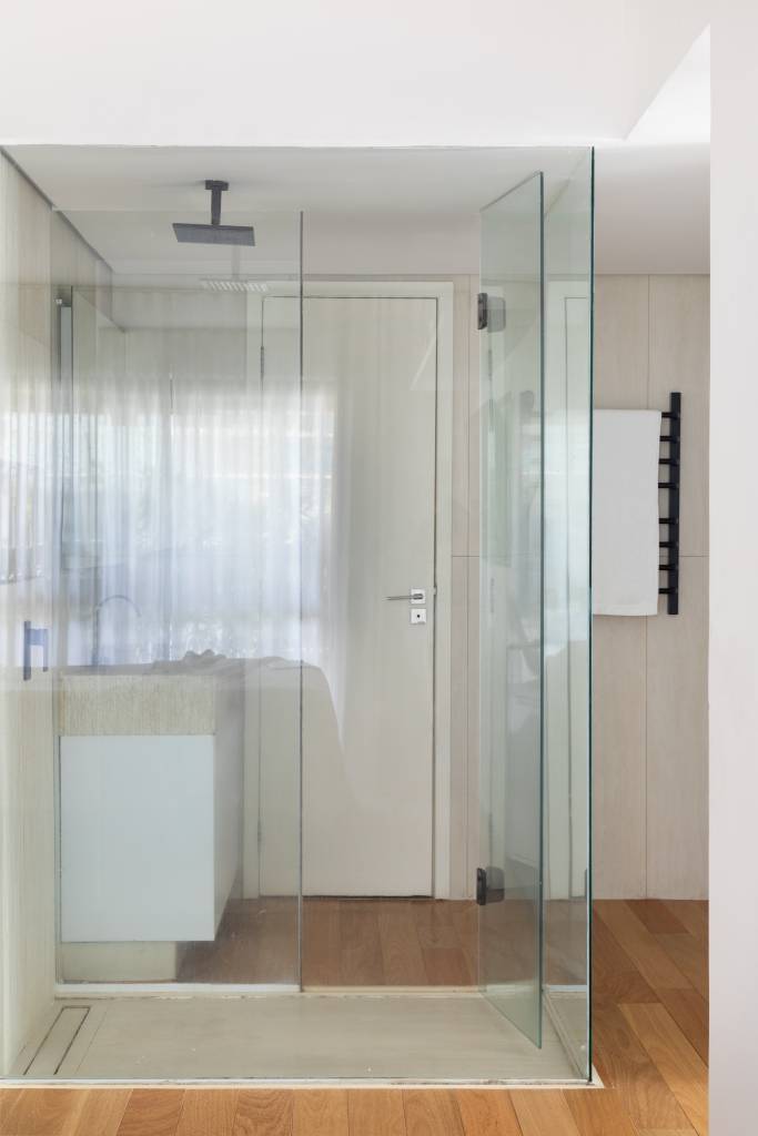 ape-tem-cimento-queimado-no-teto-e-box-de-vidro-estilo-aquario-na-suite-house-in-rio-arquitetura-17-banheiro Apê tem cimento queimado no teto e box de vidro estilo “aquário” na suíte. Projeto de House In Rio Arquitetura.