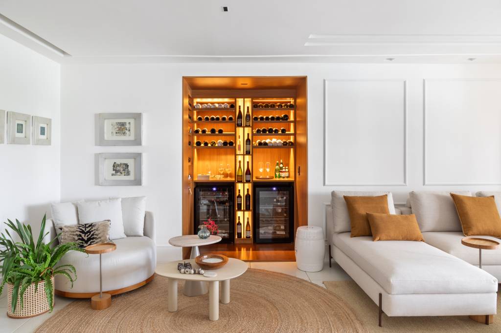 Banheiro de suíte vira adega na sala deste apartamento