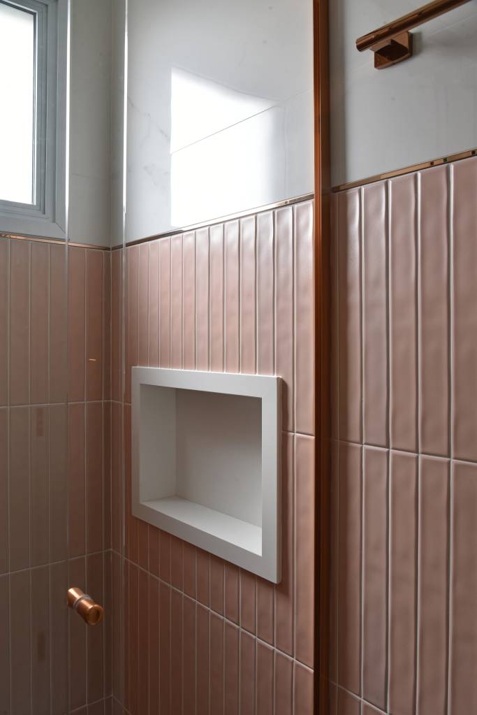 Box de banho como destaque: conheça tendências com esses banheiros modernos. Projeto de Rosangela Pena.